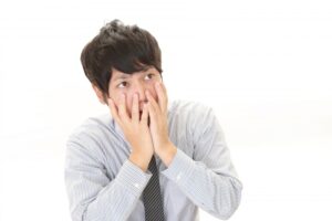 驚く男性