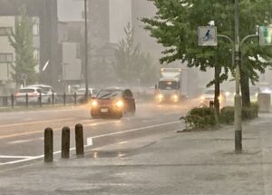 豪雨の道路